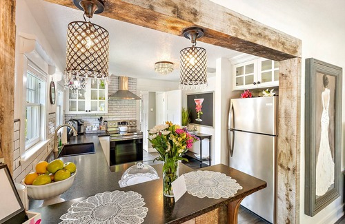 Jacksonville Cottage | Lily Pad - #1 BEST LOCATION, STUNNING, ROMANTIC, FULL KITCHEN, OUTDOOR FIRE PIT