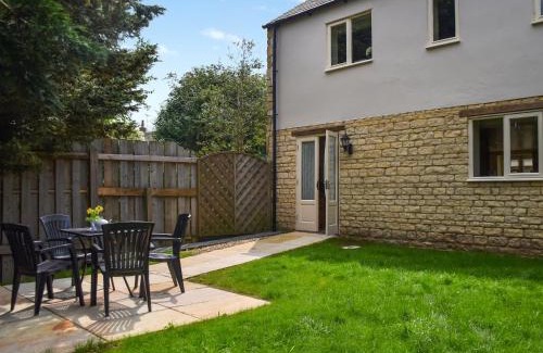 Nassington House | Lily Pad 8 - Uk43918