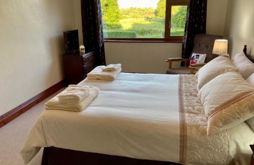 Coolaney House | Lily's - 3 Bedroom Country Cottage with Large Garden