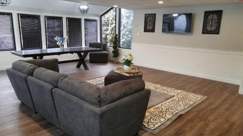 West Springfield Hotel | Lily's Lodge
