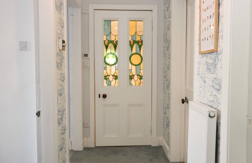 South Queensferry Apartment | LILYBANK APARTMENT, pet friendly, with open fire in South Queensferry