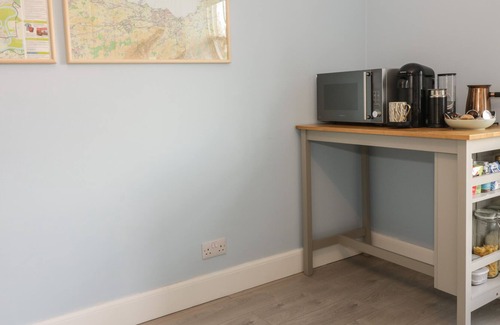 South Queensferry Apartment | LILYBANK APARTMENT, pet friendly, with open fire in South Queensferry