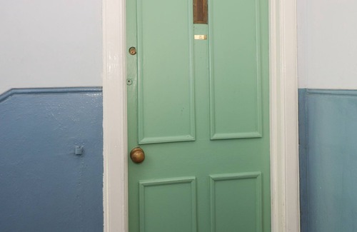 South Queensferry Apartment | LILYBANK APARTMENT, pet friendly, with open fire in South Queensferry