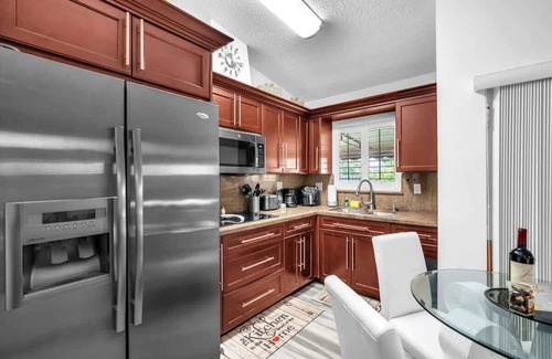 Ludlam House | Lime Haus 🍋 - Your Family Stay in Miami Awaits!