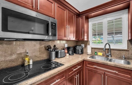 Ludlam House | Lime Haus 🍋 - Your Family Stay in Miami Awaits!