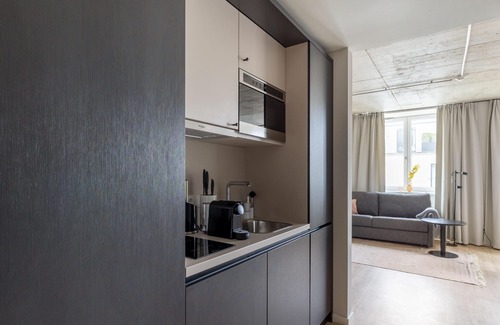 Stadtmitte Apartment | limehome Düsseldorf | Suite with Sofa Bed