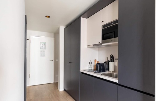 Stadtmitte Apartment | limehome Düsseldorf | Suite with Sofa Bed