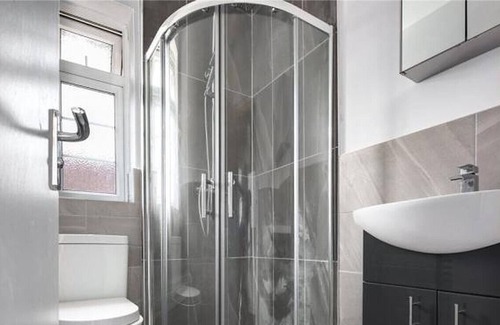 St. Dunstan's House | Limehouse: 4 Bedroom 3 Bathroom Townhouse with Private Garden