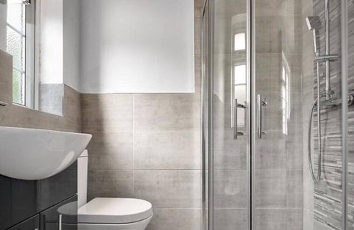 St. Dunstan's House | Limehouse: 4 Bedroom 3 Bathroom Townhouse with Private Garden