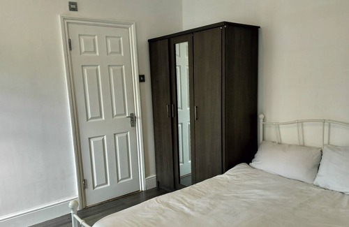 St. Dunstan's House | Limehouse: 4 Bedroom 3 Bathroom Townhouse with Private Garden