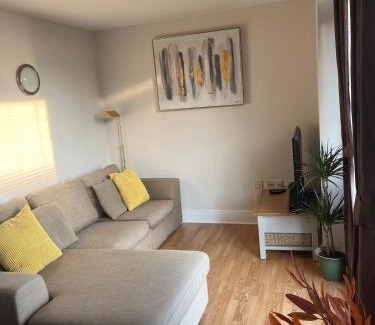 Limehouse Apartment | Limehouse Marina, London large 2 bed
