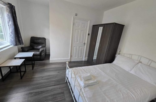 Tower Hamlets House | Limehouse Townhomes Modern 4 bedroom 3-bathroom Townhome with a Private Garden