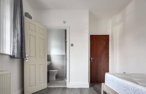 Tower Hamlets House | Limehouse Townhomes Modern 4 bedroom 3-bathroom Townhome with a Private Garden