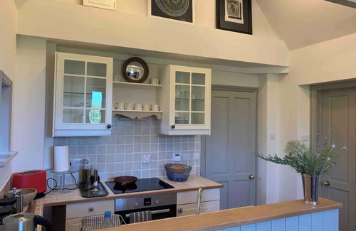 Frome Cottage | Limestone-clad gem Nestled Within a Country Estate
