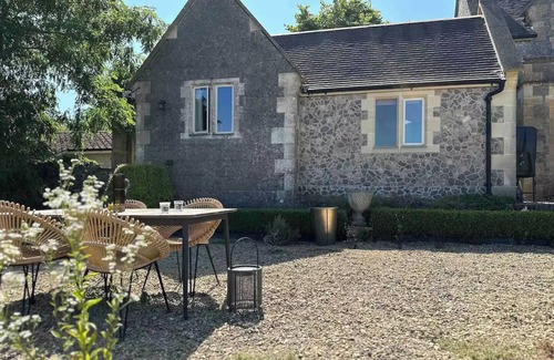Frome Cottage | Limestone-clad gem Nestled Within a Country Estate