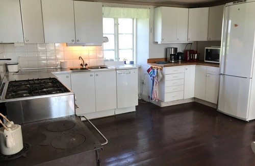 Burgsvik House | LIMESTONE COTTAGE CLOSE TO OCEAN & BISTRO
