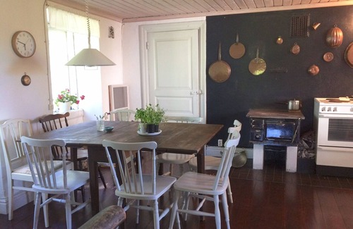 Burgsvik House | LIMESTONE COTTAGE CLOSE TO OCEAN & BISTRO