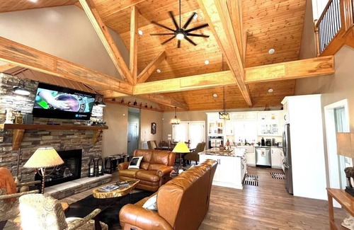 Hestand House | Limestone Lakehouse At The Cove
