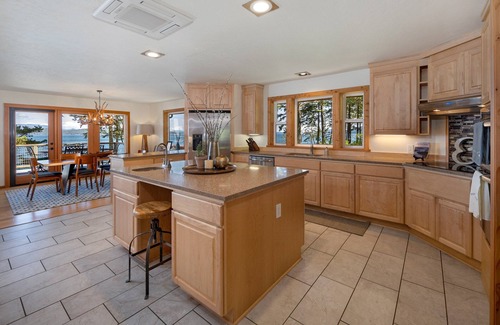 Friday Harbor House | Limestone Lodge: Panoramic Ocean Views & Sauna