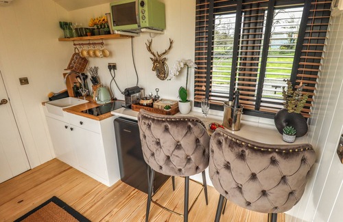 Retford Cottage | LIMETREE LUXURY GLAMPING PORTLAND, romantic in Nottingham