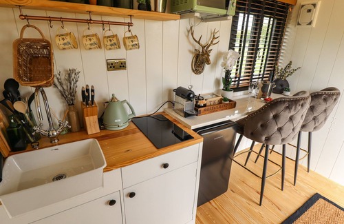 Retford Cottage | LIMETREE LUXURY GLAMPING PORTLAND, romantic in Nottingham