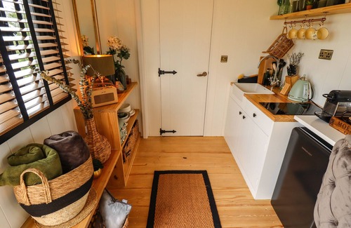 Retford Cottage | LIMETREE LUXURY GLAMPING PORTLAND, romantic in Nottingham