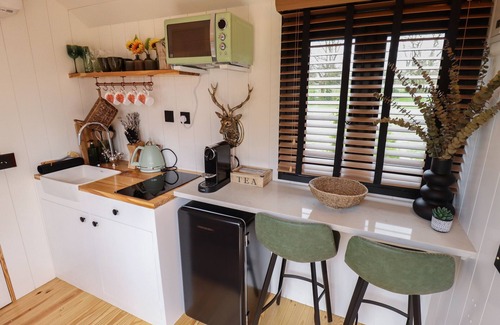 Retford Cottage | LIMETREE LUXURY GLAMPING SOUTHDOWN, romantic in Nottingham
