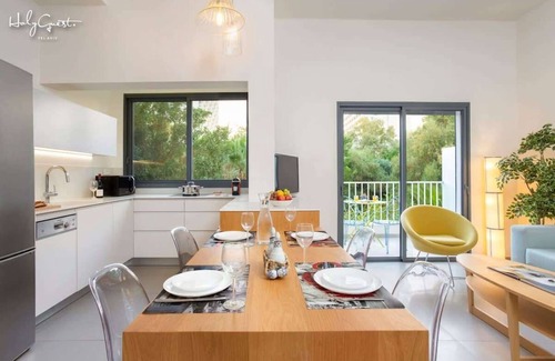Tel Aviv Promenade Apartment | Limoncello at Hakerem by HolyGuest