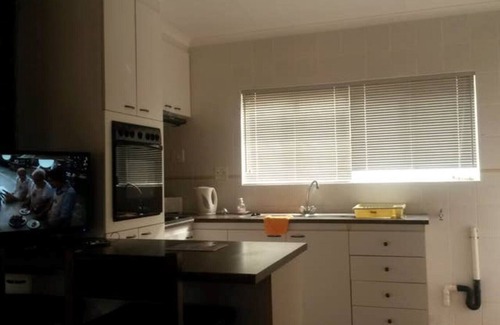 Port Elizabeth Apartment | Lin's Guest Flat, Framesby, Port Elizabeth.