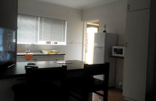 Port Elizabeth Apartment | Lin's Guest Flat, Framesby, Port Elizabeth.