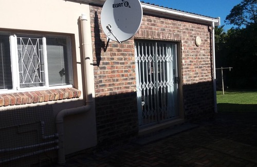 Port Elizabeth Apartment | Lin's Guest Flat, Framesby, Port Elizabeth.