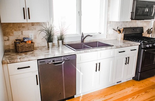 Lakeside House | Lincoln 1 - Cozy porch, escape to Muskegon for a Scenic, colorful Fall getaway