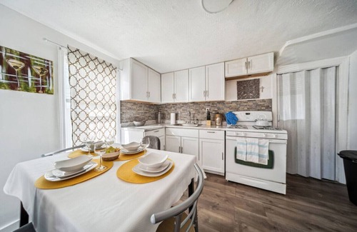 Garfield Heights Apartment | Lincoln 3 bedroom, 1 b South Cleveland near Clinic