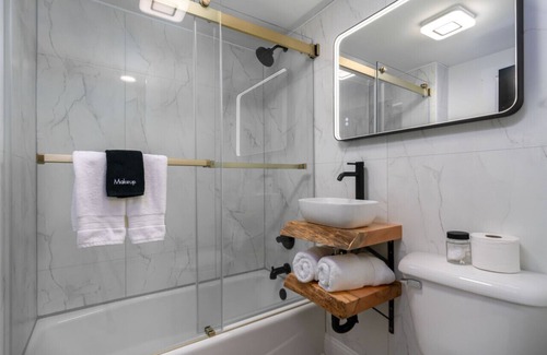 Ellicottville Cabin | Lincoln Boutique Motel -Two Queens Upper #10