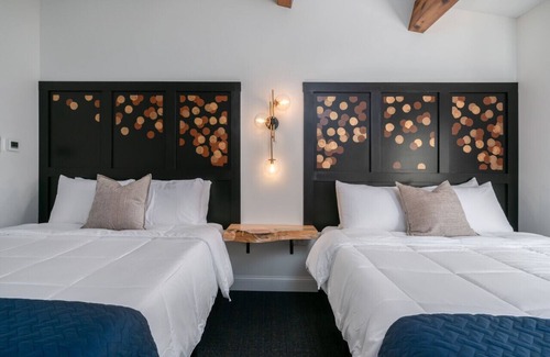 Ellicottville Cabin | Lincoln Boutique Motel -Two Queens Upper #10