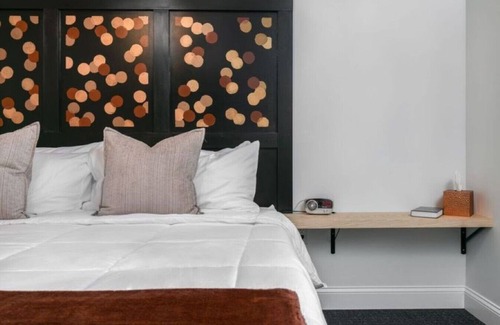 Ellicottville Cabin | Lincoln Boutique Motel Deluxe King #9