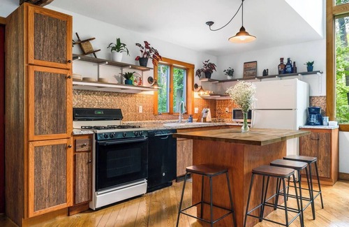 Traverse City House | Lincoln Lodge: Secluded~Wineries~Dog Friendly