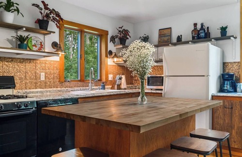 Traverse City House | Lincoln Lodge: Secluded~Wineries~Dog Friendly