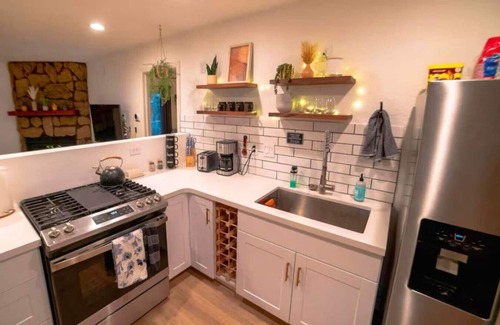 Woodlands House | Lincoln Log Cabin | Renovated | Near Attractions
