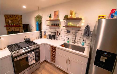 Woodlands House | Lincoln Log Cabin Renovated Near Attractions