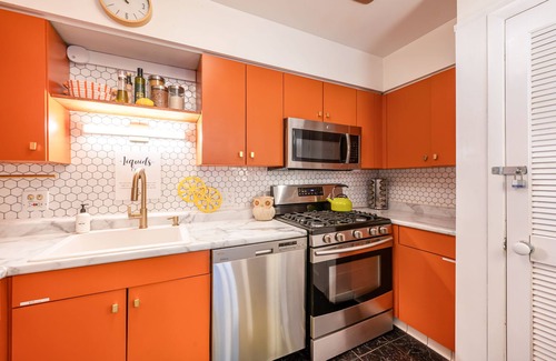 Park West House | Lincoln Park 3BR Townhome Rooftop King Suite Near Zoo, DePaul & Lakefront