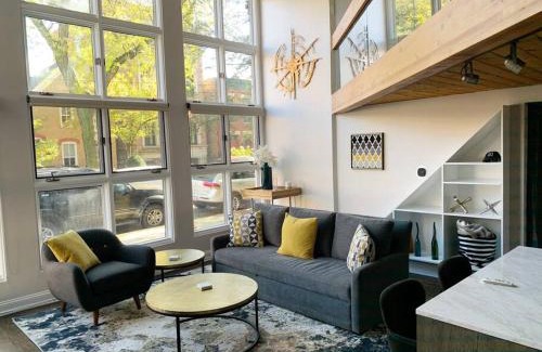 Sheffield Neighbors Apartment | Lincoln Park Light-Filled Loft