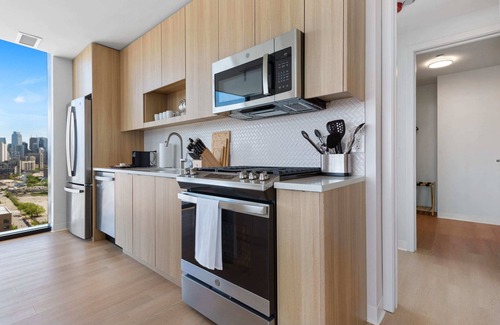 River North Apartment | Lincoln Park Oasis: Safe Stay, Balcony Views
