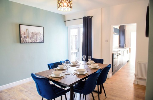 Lincoln House | Lincoln Stunning House - Sleeps 7 - Parking - Garden - WIFI