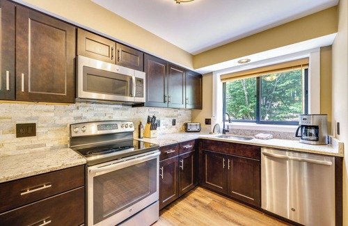 Lincoln House | Lincoln Townhome w/Community Pool & Club Access!