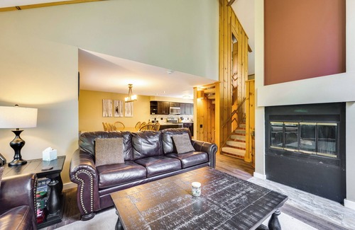 Lincoln House | Lincoln Townhome w/Community Pool & Club Access!