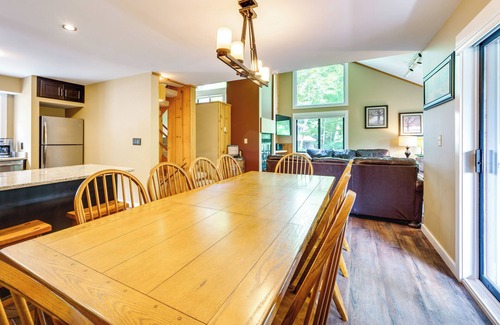 Lincoln House | Lincoln Townhome w/Community Pool & Club Access!