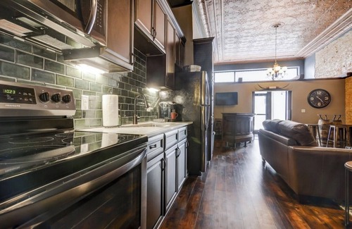 Lincoln Apartment | Lincoln’s Loft - Speakeasy Suite