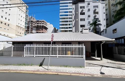 Castelo Branco House | Linda casa 350 metros do mar 3 suítes + 2 quartos