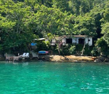 Ilha Grande House | Linda Casa aconchegante com 3 quartos, vista incrível e privacidade na Praia da Aripeba-Ilha Grande-acomoda 8 pessoas
